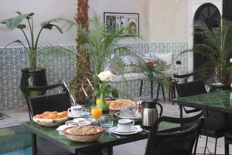 Restaurant/places to eat, Restaurant/places to eat, Garden, Breakfast, Continental breakfast, Lunch