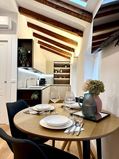 Coffee/tea facilities, Kitchen or kitchenette, Seating area, Dining area, stove, air conditioner