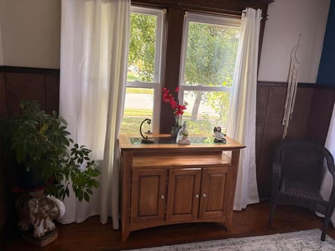 Tree House 6 bedrooms, 2 blocks from everything House in Cuyahoga Falls