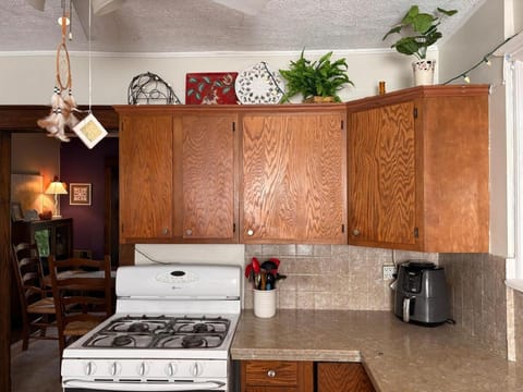 Tree House 6 bedrooms, 2 blocks from everything House in Cuyahoga Falls