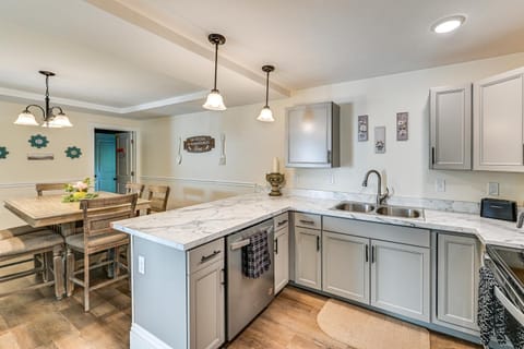 6 Mi to Notre Dame Family Retreat with Deck and Yard House in Mishawaka