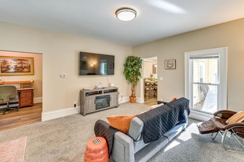 6 Mi to Notre Dame Family Retreat with Deck and Yard House in Mishawaka