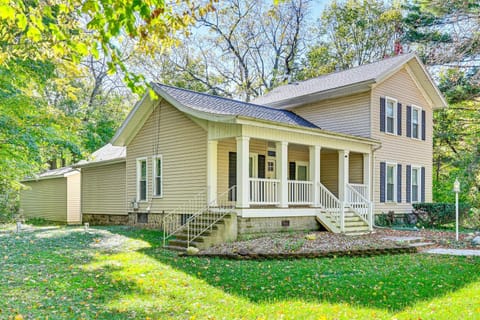 6 Mi to Notre Dame Family Retreat with Deck and Yard House in Mishawaka