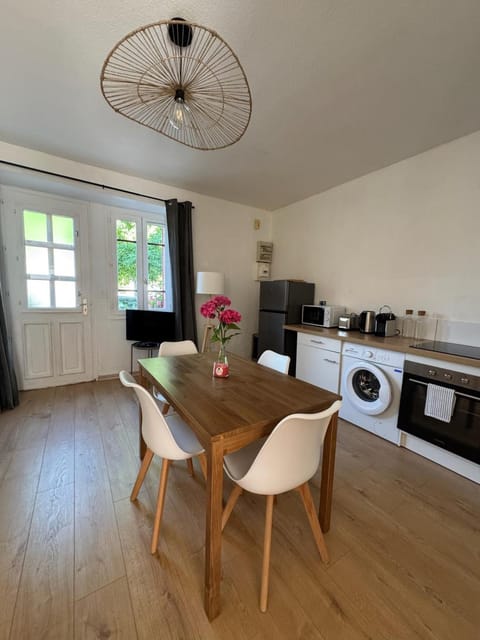 Coffee/tea facilities, Kitchen or kitchenette, Living room, Seating area, Dining area, oven, pet friendly, stove, toaster, washing machine