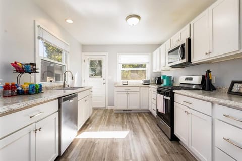 The Gold Charm - 5BR 2BA Home 1mi to ND Campus House in Mishawaka