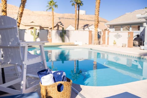 Patio, Pool view, Swimming pool, Swimming pool, sunbed
