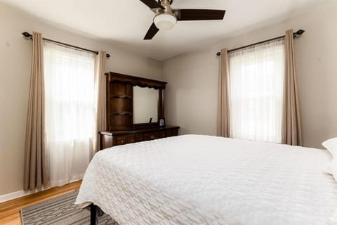 Playbook Place - 2BR Home Close to ND House in Mishawaka