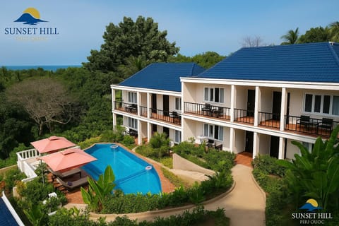 Property building, Day, Natural landscape, Garden, Swimming pool, sunbed