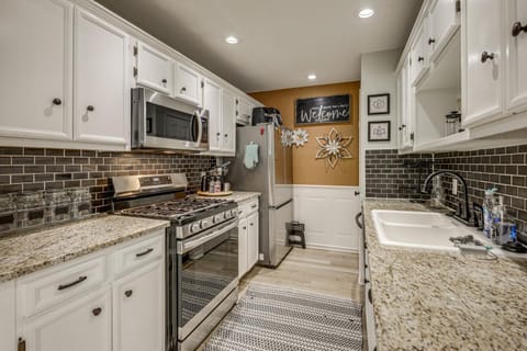 2 Mi to Dtwn! Modern Round Rock Oasis with Patio House in Round Rock