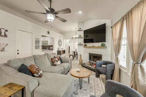 2 Mi to Dtwn! Modern Round Rock Oasis with Patio House in Round Rock