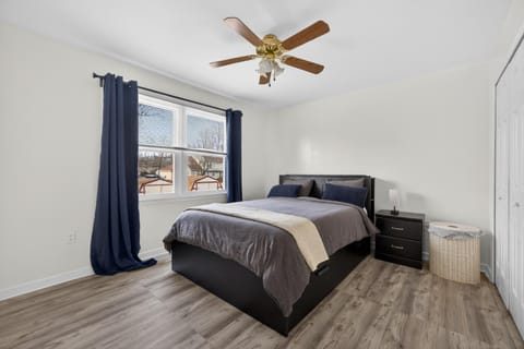 Bed, Photo of the whole room, Bedroom