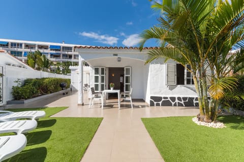 Property building, Patio, Spring, Day, Garden, Garden view
