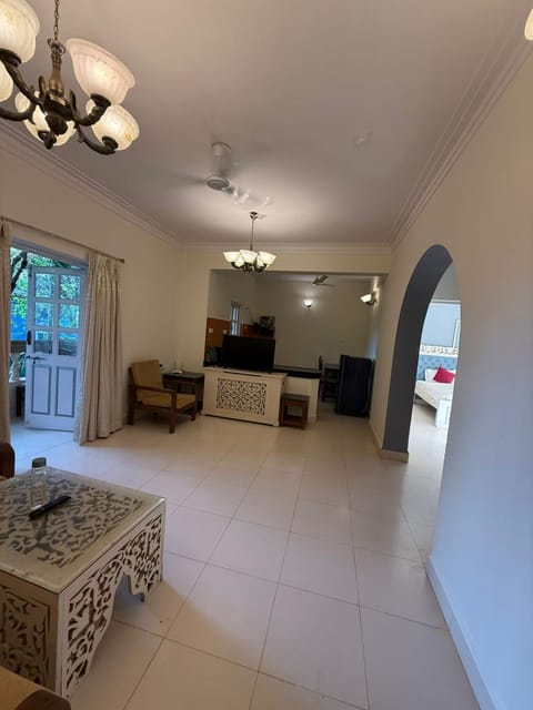 Bed, Living room, Photo of the whole room, Seating area, Bedroom, fireplace
