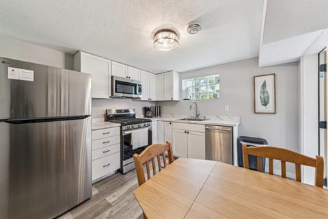 Kitchen or kitchenette, Dining area, dishwasher, oven, toaster