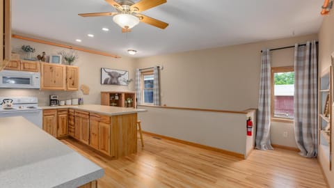 Kitchen or kitchenette, Dining area, minibar, oven