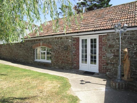 Charming Barn - 2 Bed Apartment in Westward Ho