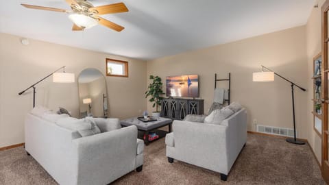 Communal lounge/ TV room, TV and multimedia, Living room, Seating area, Evening entertainment