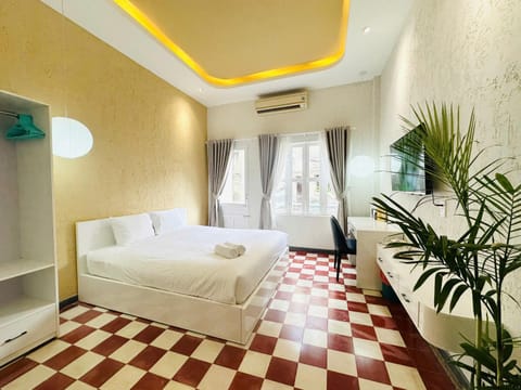 Bed, Photo of the whole room, Seating area, Bedroom
