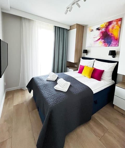 Bed, TV and multimedia, Photo of the whole room, towels