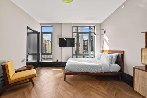 Bed, TV and multimedia, Seating area, Bedroom