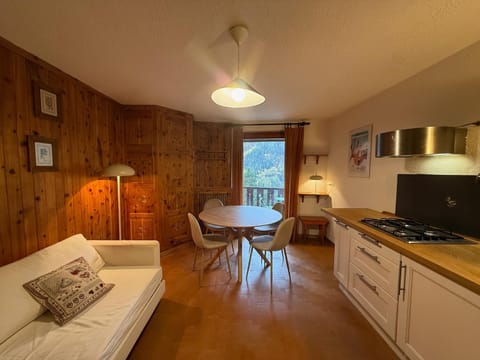 Kitchen or kitchenette, Seating area, Dining area