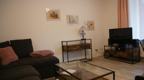TV and multimedia, Living room, Evening entertainment