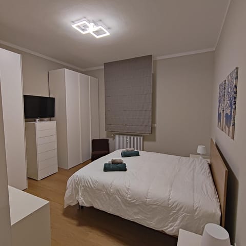 Bed, Bedroom, towels, wardrobe