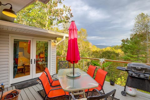 Ski Asheville! Mountain-View Hideaway with Deck House in Woodfin