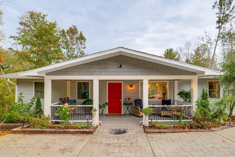 Ski Asheville! Mountain-View Hideaway with Deck House in Woodfin