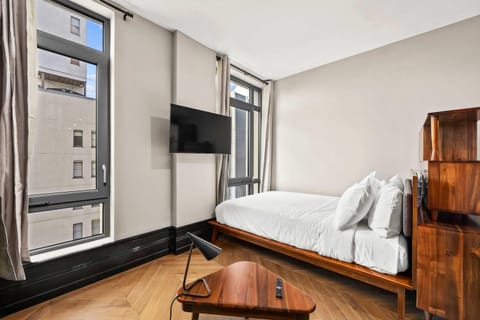 Bed, TV and multimedia, Bedroom