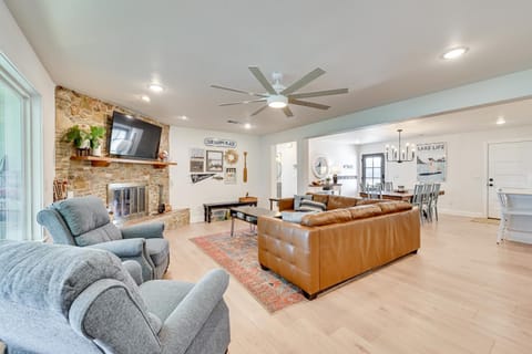 Modern, Spacious! Lake Buchanan Retreat with Hot Tub House in Lake Buchanan