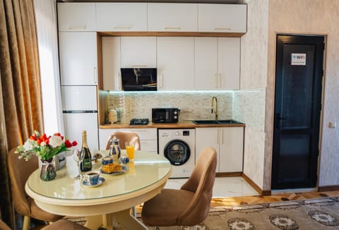 Coffee/tea facilities, Kitchen or kitchenette, Food and drinks, Dining area, Food, minibar, oven, toaster