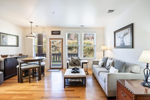 Summit Sanctuary, Sleeps 4, Charming Interiors, 20 Minutes from the Mountain! House in Summit Park