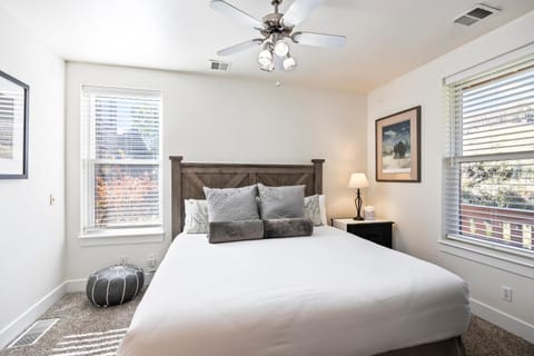 Summit Sanctuary, Sleeps 4, Charming Interiors, 20 Minutes from the Mountain! House in Summit Park