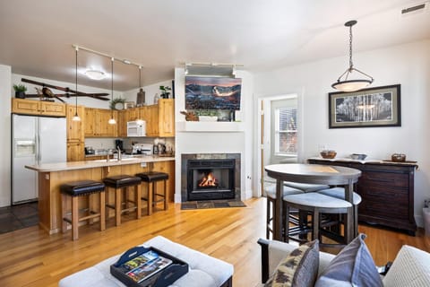 Summit Sanctuary, Sleeps 4, Charming Interiors, 20 Minutes from the Mountain! House in Summit Park