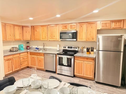 APT Style Home 2BR 2BA w Jacuzzi Near Airport House in Tucson