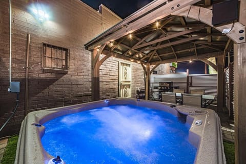 APT Style Home 2BR 2BA w Jacuzzi Near Airport House in Tucson