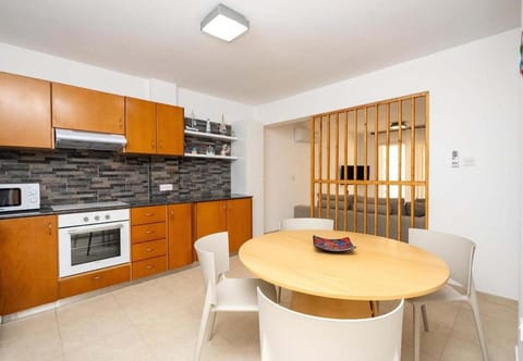 Kitchen or kitchenette, Dining area, dishwasher, minibar, oven, stove, toaster
