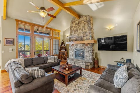 Ravenswood- Lake views- downtown greystone with air conditioning House in McCall