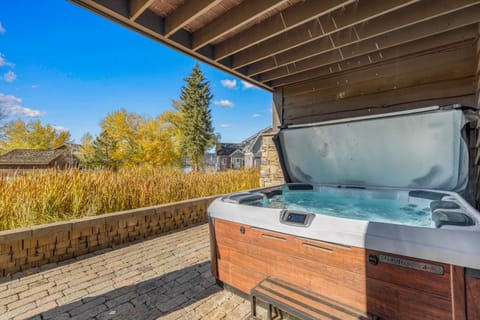 Ravenswood- Lake views- downtown greystone with air conditioning House in McCall