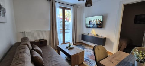 Communal lounge/ TV room, TV and multimedia, Living room, Seating area, Evening entertainment