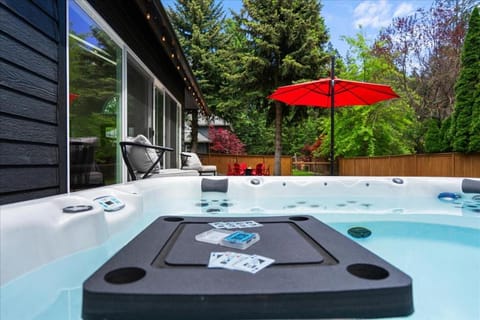 Lake, Hot Tub, Golf Retreat House in Hayden Lake