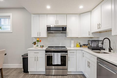 Coffee/tea facilities, Kitchen or kitchenette, dishwasher, microwave, oven, stove, kitchen
