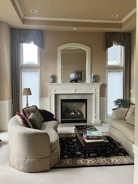 1 BR in a Lakeview House Near Redmond DT Villa in Lake Sammamish