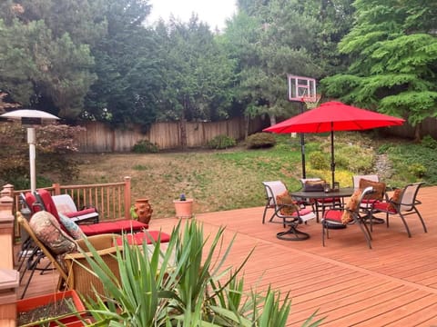 1 BR in a Lakeview House Near Redmond DT Villa in Lake Sammamish