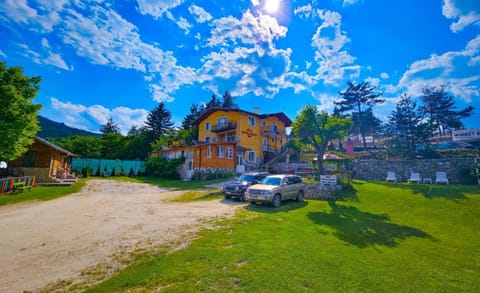 Property building, Day, Natural landscape, Garden, Parking