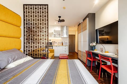 Bed, TV and multimedia, Kitchen or kitchenette, Living room, Photo of the whole room, Seating area, Dining area, Bedroom