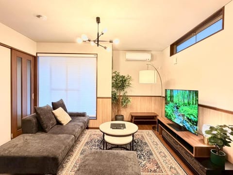 Communal lounge/ TV room, TV and multimedia, Living room, Seating area, air conditioner
