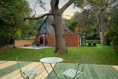 Property building, Patio, Spring, Day, Natural landscape, Garden, Garden, Dining area, Garden view