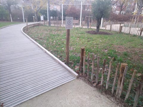 Appartement familiale face à un square arboré Apartment in Île-de-France